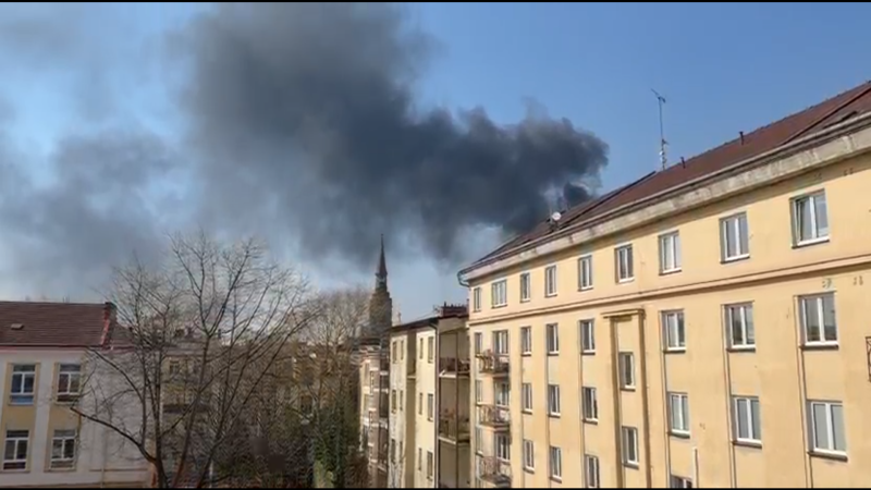V Ostravě hoří panelový dům. Na místě zasahují všechny složky IZS
