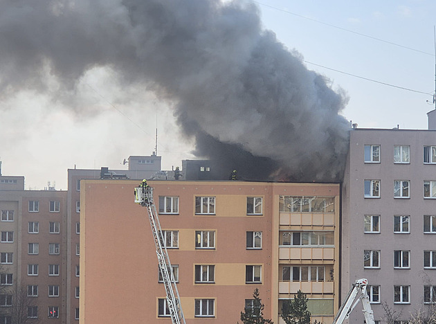 V Ostravě hořela střecha paneláku, před požárem na ní pracovali dělníci