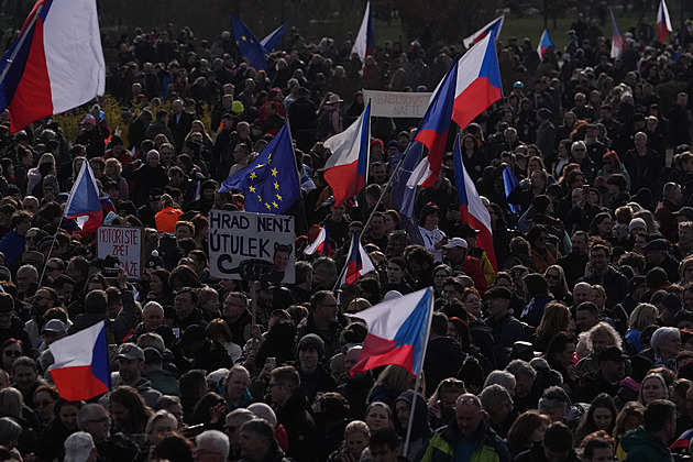 Začala protivládní demonstrace na Letné. Milion chvilek čeká až 400 tisíc lidí