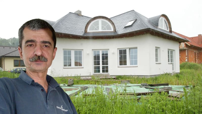 Písničkář Dobeš je spokojený v krásné vile v Hradci. Z Ostravy ho vyštvali estébáci