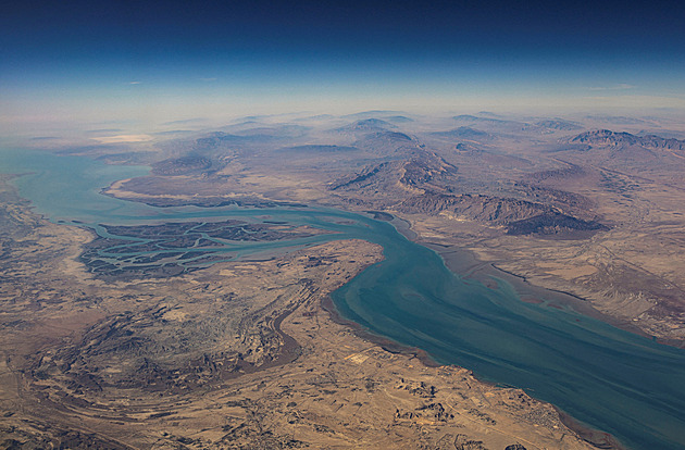 Trump a Starmer tlačí na otevření Hormuzského průlivu. Írán hrozí odvetou