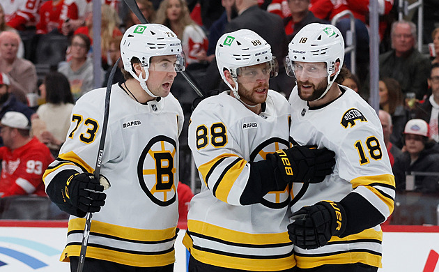 Zacha rozhodl prodloužení na ledě Buffala, Pastrňák zazářil třemi body