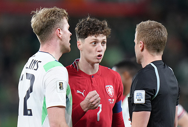 Kdysi vyloučil Holeše, teď švédský sudí naštval Daridu. Přísná penalta, řekl Kadlec