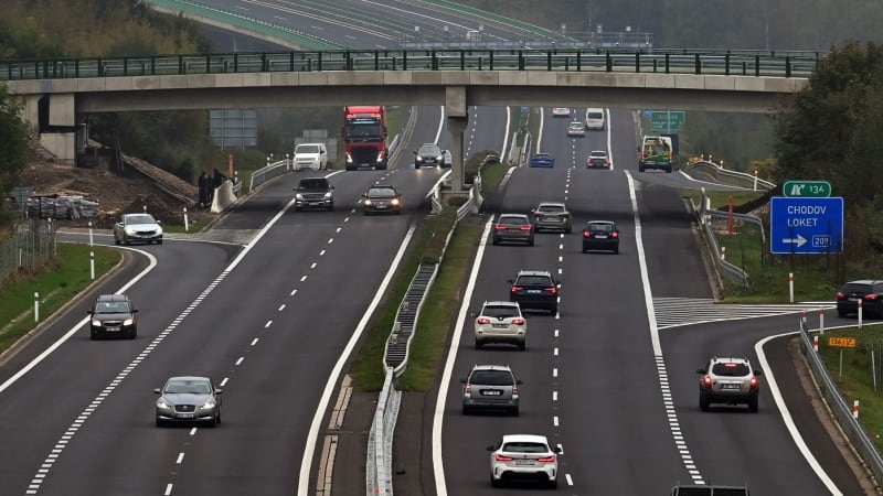 Hromadná nehoda na dálnici D6 na Sokolovsku. Provoz stál několik hodin