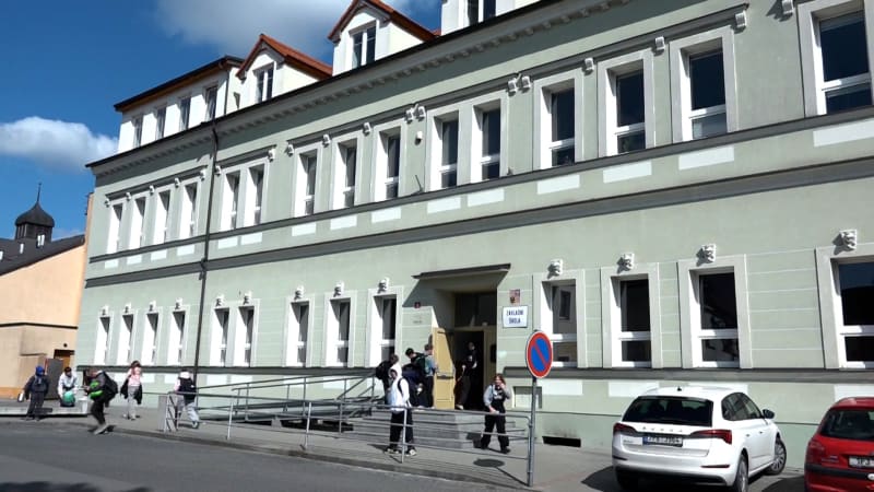 Žák na Plzeňsku nabídl kamarádce léky na předpis: Do školy musela záchranka