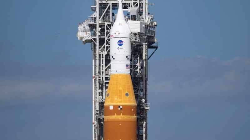 Začal odpočet vesmírné mise Artemis II. Let k Měsíci má i českou stopu, na palubě je poprvé žena