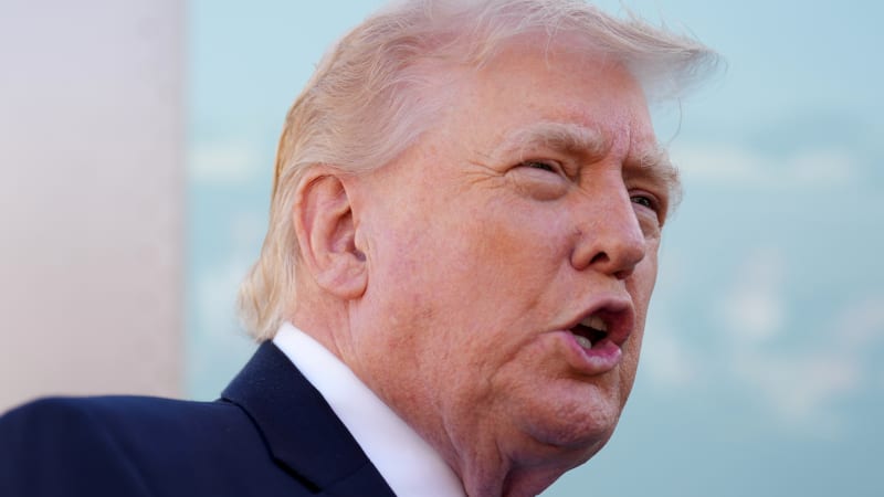 Čas se krátí, jinak se snese peklo, vyhrožuje Trump Íránu. Země má 48 hodin na rozhodnutí