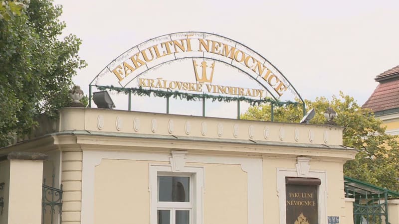 Poplach v nemocnici v Praze: Hasiči ze tří stanic zasahují u požáru