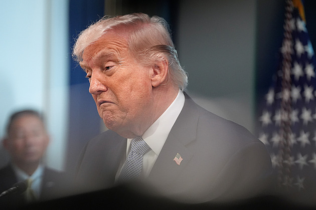 Přesun vojáků, zavření základny. Trump přemýšlí, jak potrestat NATO, píše list