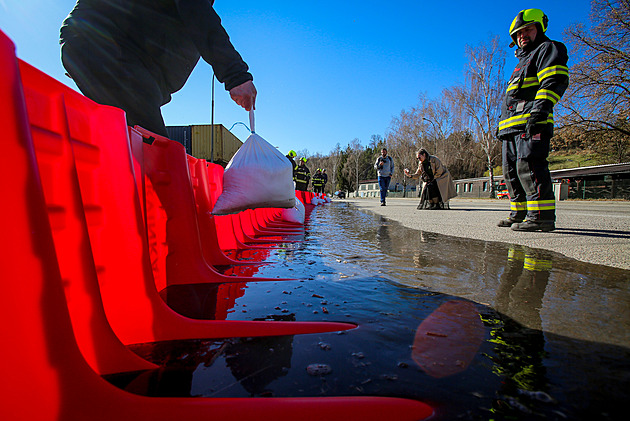 Vypadají jako sedačky na stadionu. Plastové zábrany mají udržet rozlitou Polečnici