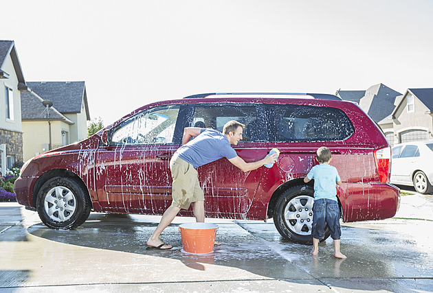 Auto jako ze salónu? Lak můžete vyčistit i doma, oproti myčce ušetříte tisíce