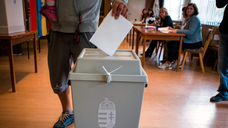 ON-LINE: Volební místnosti v Maďarsku se otevřely. Souboj mezi Orbánem a Magyarem začal