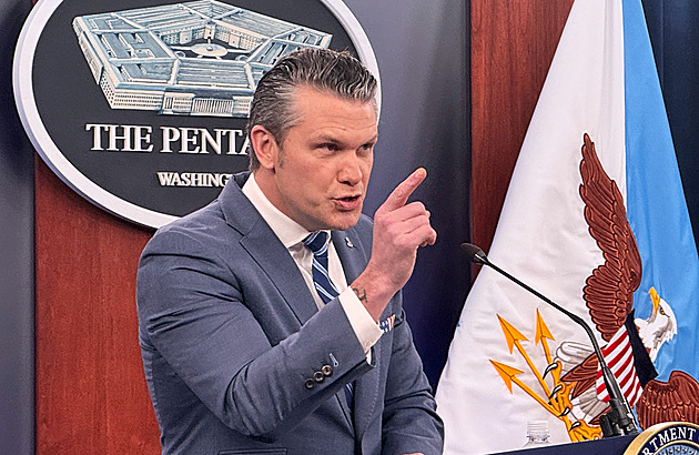 Hegseth místo Bible citoval Pulp Fiction. Demokraté chtějí jeho impeachment
