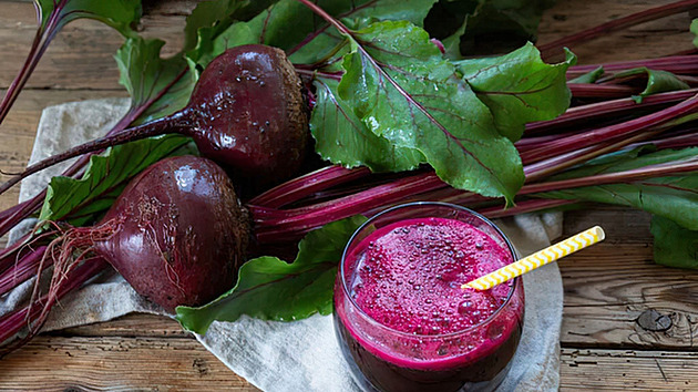 „Diagnostikoval jsem si rakovinu střev, přitom jsem jen snědl řepu,“ přiznal Ricky Gervais. Proč po ní čůráme červeně?