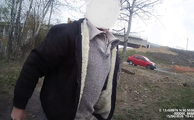 „Já ti dám povolenku.“ Invalida zaútočil na porybného, vláčel ho na kapotě