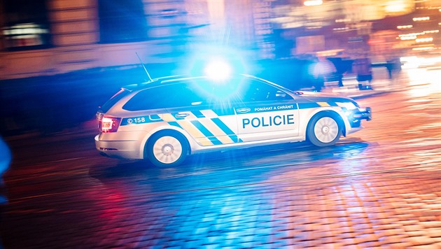 Jedu zabít příbuzného, volal na linku 158 rozzuřený muž. Začal závod s časem