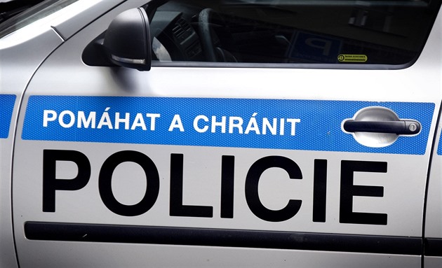 Muž polil ženu před školkou neznámou látkou, skončila v nemocnici