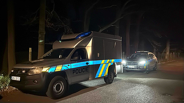 Při zásahu kvůli drogám v Šestajovicích se střílelo, přiletěl vrtulník záchranky