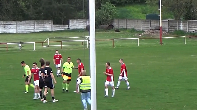 Skandál na Slovensku. Fotbalista neustál emoce a zaútočil na 18letého rozhodčího