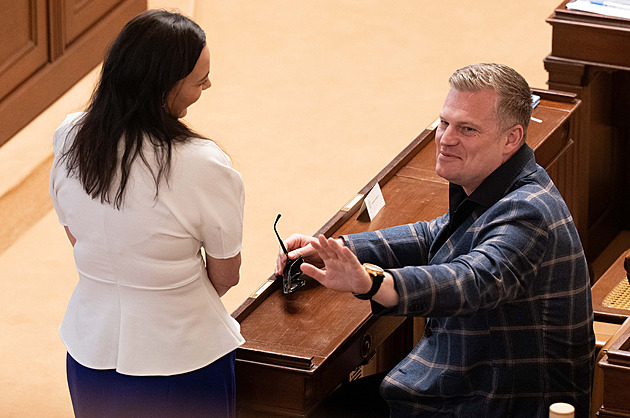 Poslanci se ptali, co dělá Turek. Řešili i jeho výroky o deratizaci parazitů