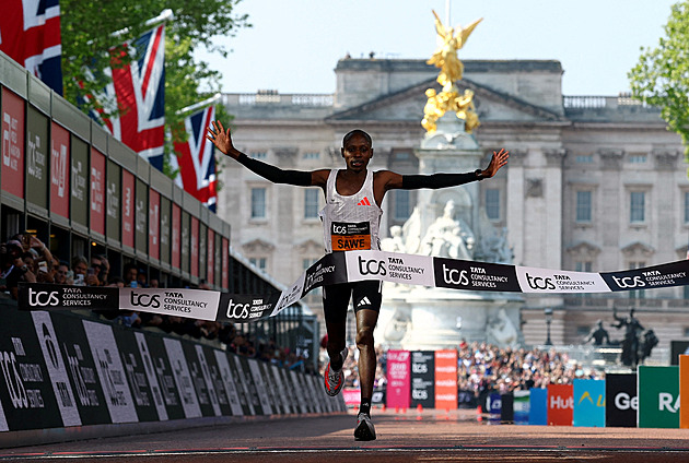 Sawe pokořil mýtickou hranici maratonu. Od čtvrtka můžete mít stejné boty jako on