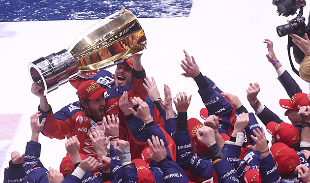 Třinec - Pardubice 4:5. Dynamo slaví po 14 letech titul, prodloužení rozhodl Červenka