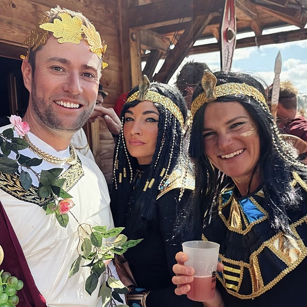 Kleopatra Wiererová a jiné hvězdy. Sportovci se bavili v antických kostýmech