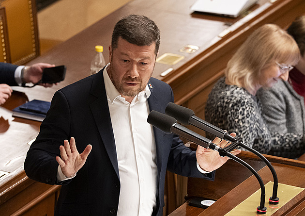 Poslanci se přou o usnesení ke sjezdu sudetských Němců, které tlačí Okamura