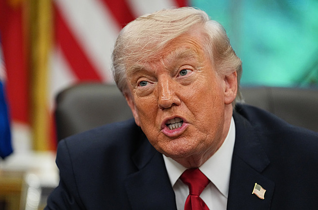 Trump Íránu opět hrozí bombardováním, žádá dohodu a otevření Hormuzu