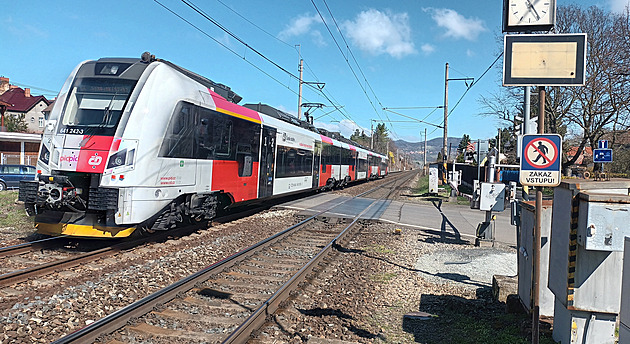 Vlak srazil člověka ve Rtyni v Podkrkonoší