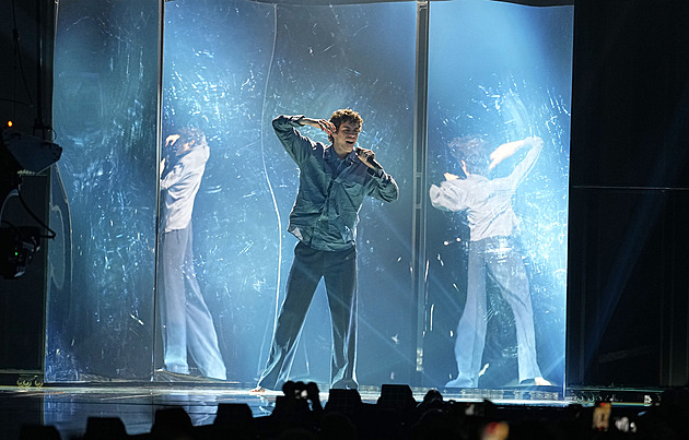 Soutěžní část finálového večera Eurovize se chýlí ke konci Daniel Žižka už svou píseň odzpíval