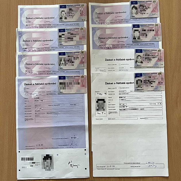 Nikdy neseděli za volantem, přesto získali řidičáky na kamion. Mongoly stíhá policie
