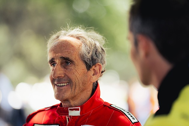 Lupiči přepadli Prostův dům a šampiona formule 1 zranili na hlavě