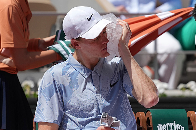 Roland Garros ONLINE: Kopřiva vede. Sinnera trápí úmorné horko, dokončí zápas?