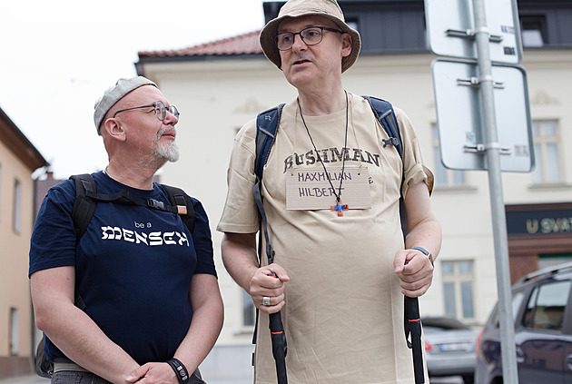 Arcibiskup v outdoorovém. Přibyl vyrazil na pochod připomínající vraždění Němců
