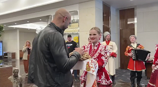 Misogyn Tate přiletěl do Ruska, vřele ho vítali. Může vystoupit na Putinově fóru