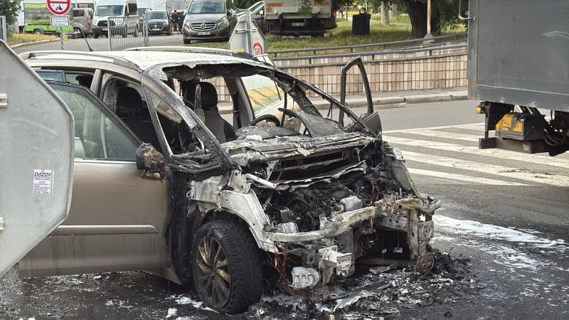 V centru Prahy shořelo auto. Plameny zachvátily motor i kabinu pro cestující, ukazují záběry
