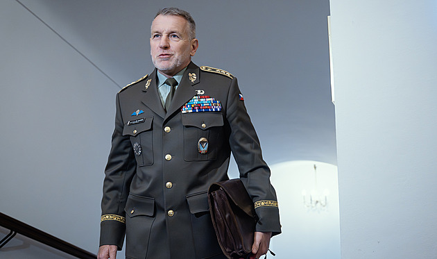 Pavel přijme kandidáta na šéfa armády. Od Hlaváče si chce vyslechnout jeho priority