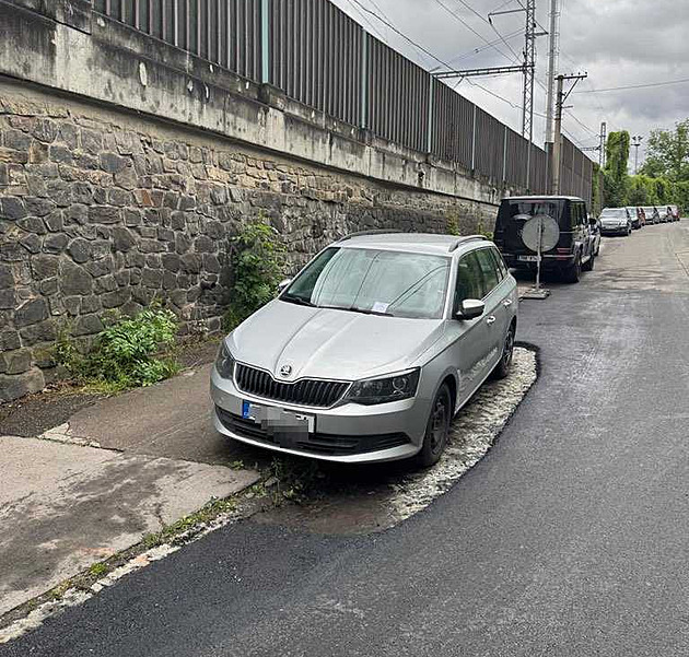 Asfaltéři v Roztokách obkroužili zaparkované auto, kuriozita je hitem internetu