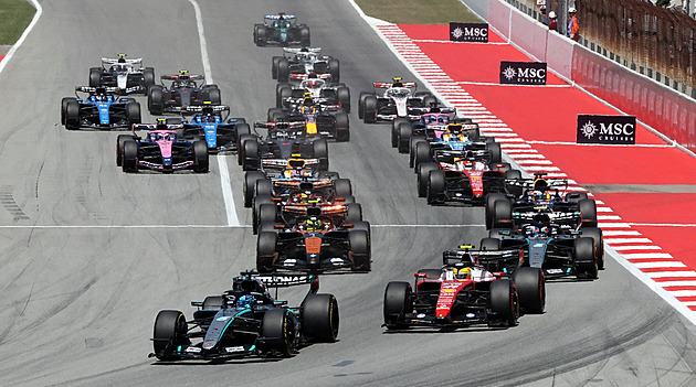 F1 ONLINE: Velkou cenu Katalánska vede Russell, druhou příčku drží Hamilton