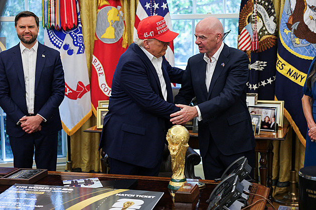 Pohár pro mistry světa? Po boku Infantina ho předá Trump, potvrdil šéf FIFA
