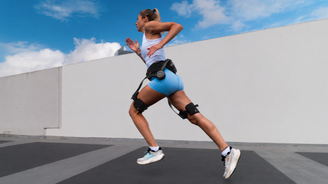 Alza začíná prodávat exoskelety. Robotická opora nohou uleví aktivním seniorům i hikerům při náročném výšlapu