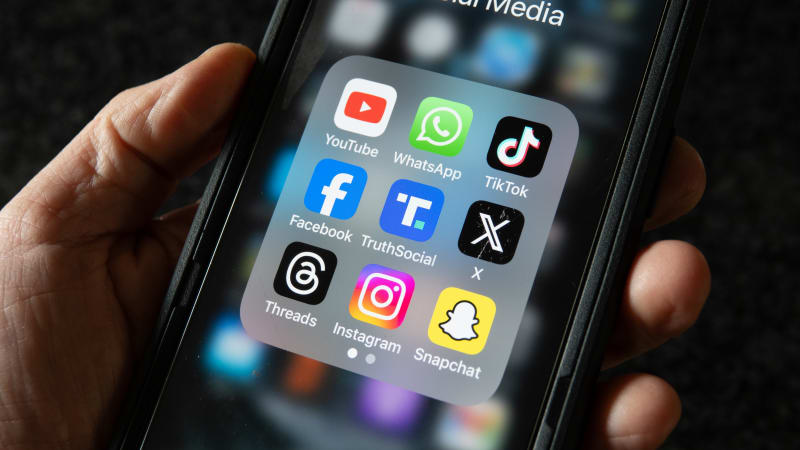 Porno, „hniloba mozku“ a slídění. Babiš na akci o bezpečnosti dětí na sítích mluvil o šoku