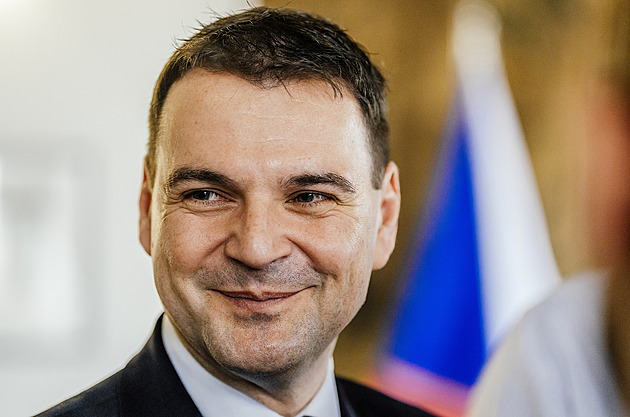 Delegaci na summit NATO povede Babiš, řekl Macinka. V debatě urážel Pavla