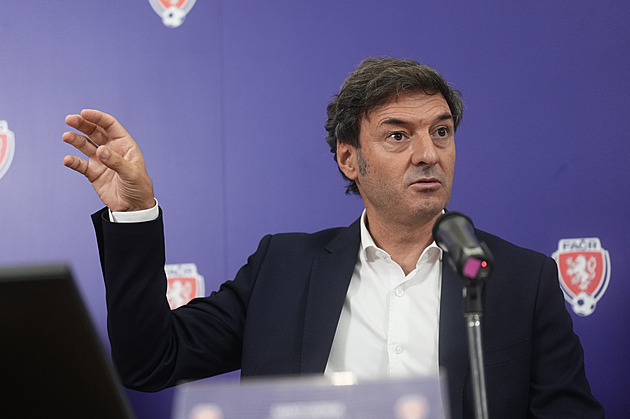 České fotbalisty poprvé povede cizinec. Vedení představilo Španěla Deniu
