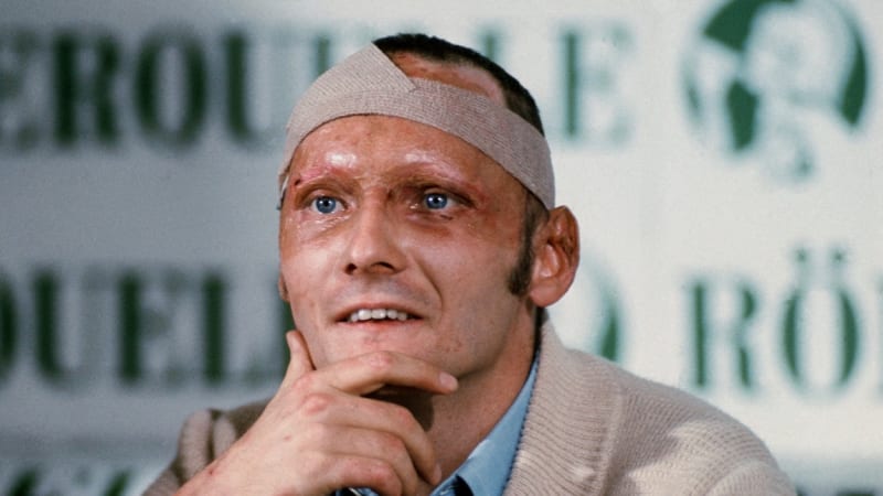50 let od největší havárie formule 1: Niki Lauda bezmocně minutu hořel v plápolajícím monopostu