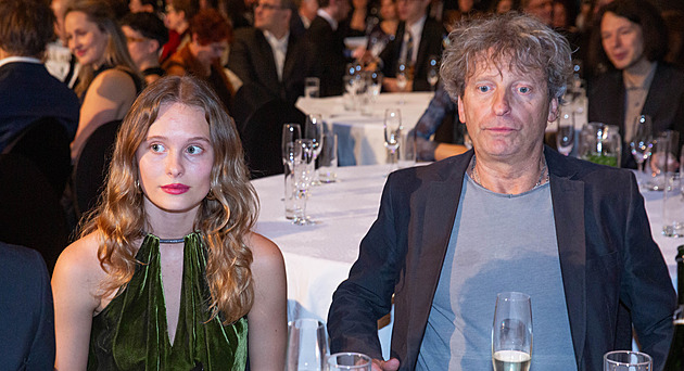 Josefína Prachařová po nocích bloudí podzemím metra. A její otec ji hledá