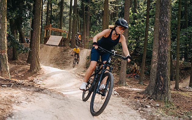 Šest kilometrů adrenalinu. Les u plovárny Dachova se proměnil v ráj bikerů