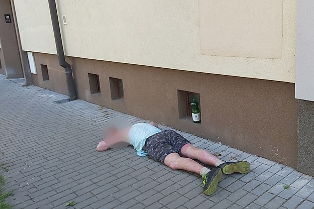 Povalující se opilec pohoršoval lidi v Jihlavě, nadýchal čtyři promile