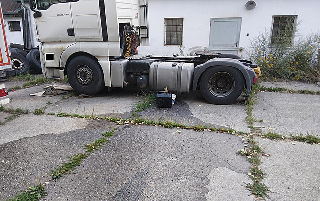 Naftu šel krást s desetilitrovým kanystrem, dalších 200 litrů vyteklo na zem